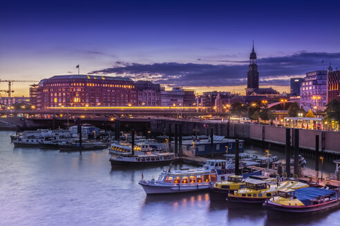 Deutschland, Hamburg, Innenhafen und St. Michaelis Kirche bei Sonnenuntergang - NKF000180