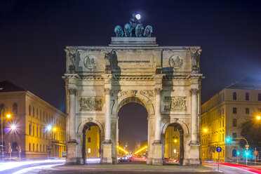 Germany, Bavaria, Munich, Victory Gate with full moon - NKF000185