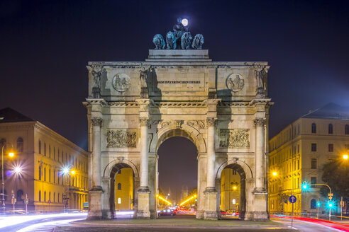 Deutschland, Bayern, München, Siegestor bei Vollmond - NKF000185