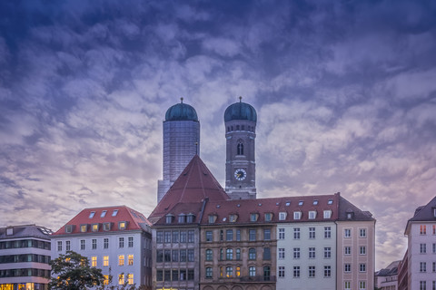 Deutschland, Bayern, München, Münchener Frauenkirche, Kirchtürme am Abend, lizenzfreies Stockfoto