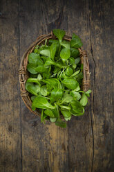 Korb mit Feldsalat, Valerianella locusta, auf Holz - LVF001931