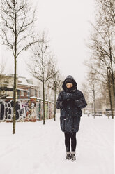 Germany, Saxony, Leipzig, Plagwitz, woman standing on the way - DWF000182