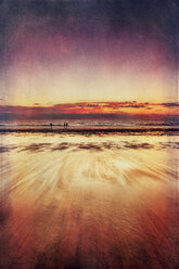 Drei Spaziergänger am Strand bei Sonnenuntergang - DWI000218