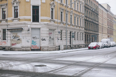 Germany, Saxony, Leipzig, view to empty crossroad in winter - DWF000171