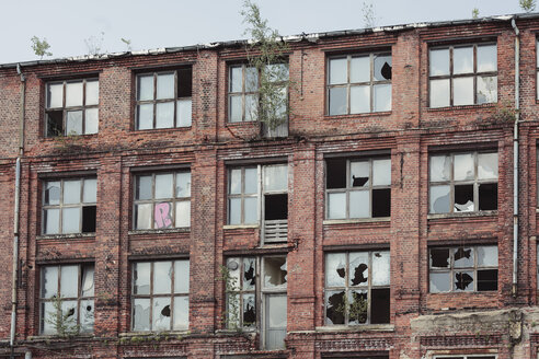 Deutschland, Sachsen, Leipzig, Fassade eines alten Industriegebäudes mit zerbrochenen Fenstern - DWF000175