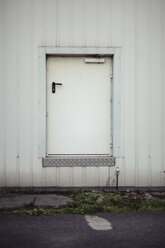 Kuriose kleine Tür eines Industriegebäudes - DWF000179