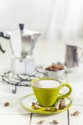 Tasse Kaffee mit Mandelmilch, Mandeln und Zimtstangen - SBDF001253