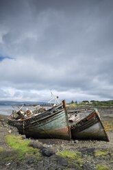 UK, Schottland, Argyll und Bute, Isle of Mull, Schiffswracks an der Küste - ELF001310