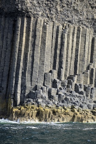 UK, Schottland, Argyll und Bute, Basaltsäulen auf der Insel Staffa, lizenzfreies Stockfoto