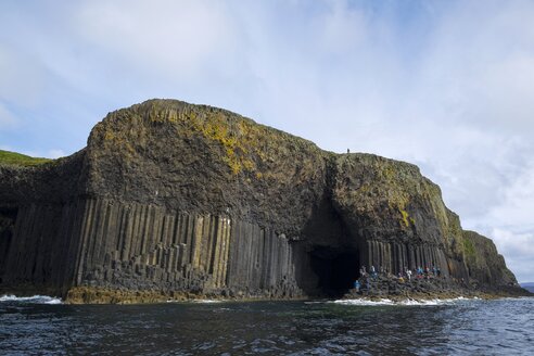 UK, Scotland, Argyll and Bute, rock island Staffa with Fingal's Cave - ELF001308
