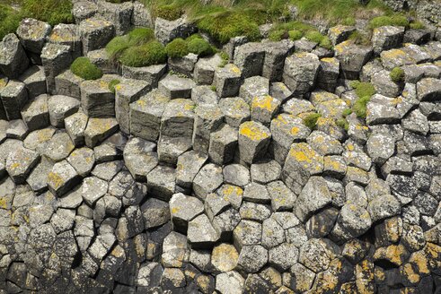 UK, Schottland, Argyll und Bute, sechseckige Basaltsäulen auf der Insel Staffa - ELF001306