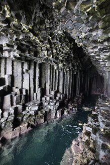 UK, Schottland, Argyll und Bute, Felseninsel Staffa mit Fingal's Cave und Basaltsäulen - ELF001305