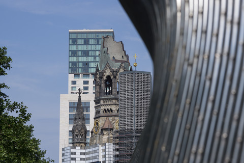 Deutschland, Berlin, Charlottenburg, Kaiser-Wilhelm-Gedächtniskirche, Skulptur von Matschinsky-Denninghoff im Vordergund, lizenzfreies Stockfoto