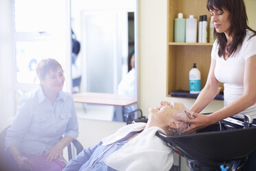 Senior woman at the hairdresser's getting her hair washed - ZEF000971