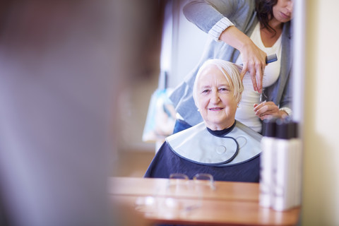 Ältere Frau beim Friseur, lizenzfreies Stockfoto