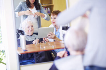 Two senior women at the hairdresser's - ZEF000976