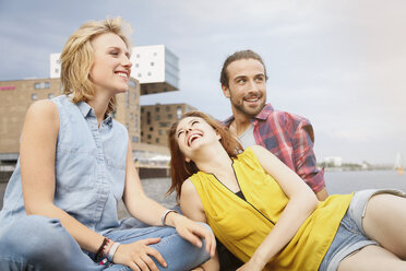 Germany, Berlin,Friends sitting at Spree river - FKF000700