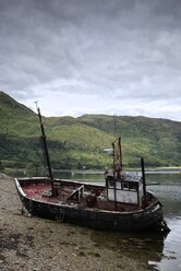 UK, Schottland, Isle of Mull, Schiffswrack an der Küste von Ardgour - ELF001313