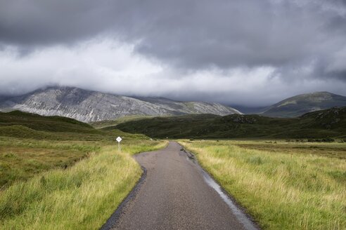 UK, Schottland, Achfary, Einspurige Straße in den Highlands - ELF001315