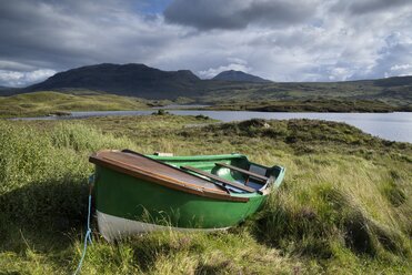 UK, Scotland, rowing boat at the shore of Loch Assynt - ELF001328