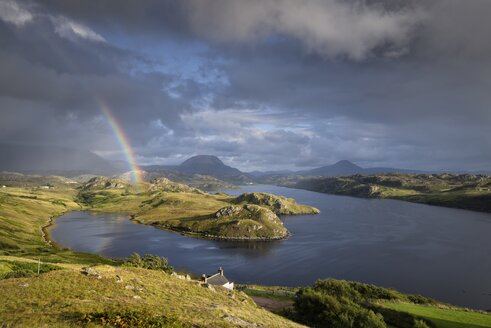 UK, Schottland, Regenbogen am Loch Inchard in den nordwestlichen Highlands - ELF001329