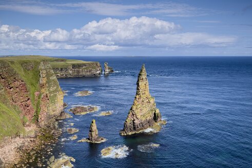 Vereinigtes Königreich, Schottland, Küste von Duncansby Head, Felsnadeln - ELF001342