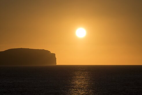 Vereinigtes Königreich, Schottland, Dunnet Head, Pentland Firth bei Sonnenuntergang - ELF001363