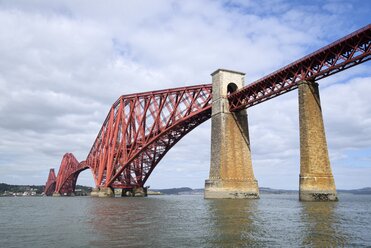 United Kingdom, England, Scotland, Edinburgh, Railway bridge Forth Bridge over Firth of Forth - ELF001373