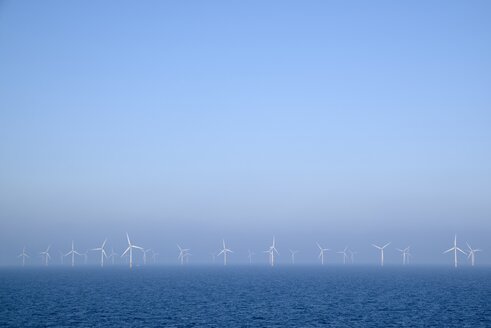 Belgien, Westflandern, Ostende, Zeebruegge, Windpark Thorntonbank - ELF001378