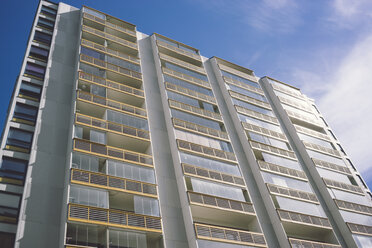 Finnland, Helsinki, Blick auf Wohnhochhaus von unten - FLF000546