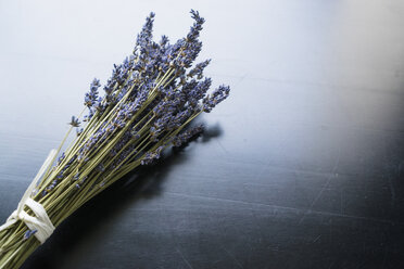 Bunch of lavender on dark grey wood - FLF000522