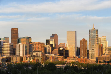 USA, Colorado, Denver, Stadtbild im Abendlicht - FOF007188