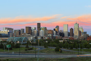 USA, Colorado, Denver, Stadtbild mit Interstate Highway bei Sonnenuntergang - FOF007192
