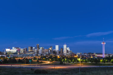 USA, Colorado, Denver, Stadtbild und Interstate Highway in den Abendstunden - FOF007195