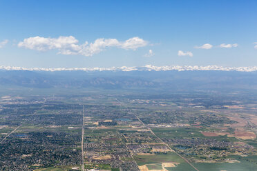 USA, Colorado, Denver, Rocky Mountains im Hintergrund, Luftaufnahme - FOF007200