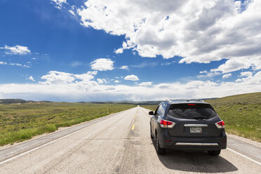 USA, Wyoming, Highway 26, Auto - FO007205