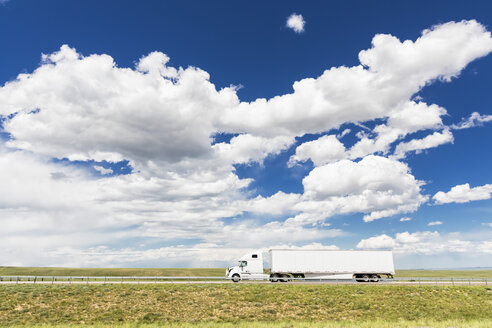 USA, Wyoming, Lastwagen auf der Interstate 80 - FO007210