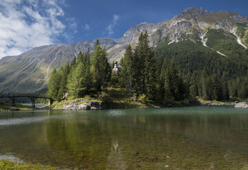 Österreich, Tirol, Obernberger See mit Kapelle Maria am See - MKFF000126