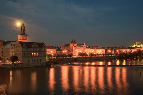 Tschechien, Prag, Blick auf das Smetana-Museum ehemals Wasserwerk an der Vitava bei Vollmond - WGF000465