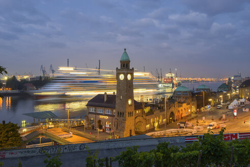 Deutschland, Hamburg, Uhrturm an den Landungsbrücken und einlaufendes Kreuzfahrtschiff am Morgen - RJ000288