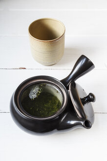 Zubereitung von grünem Tee mit einer Kyusu-Teekanne - EVGF000917