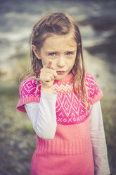 Porträt eines kleinen Mädchens, das auf den Betrachter zeigt - SARF000862