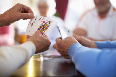 Ältere Freunde spielen Karten - ZEF001022