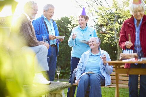 Seniorenfreunde auf einer Geburtstags-Gartenparty - ZEF001271