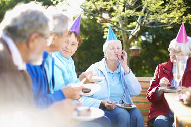 Seniorenfreunde auf einer Geburtstags-Gartenparty - ZEF001037
