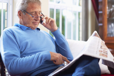Älterer Mann liest zu Hause Zeitung - ZEF001047