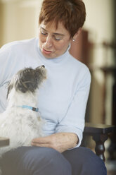 Glückliche Seniorin mit Hund zu Hause - ZEF001274