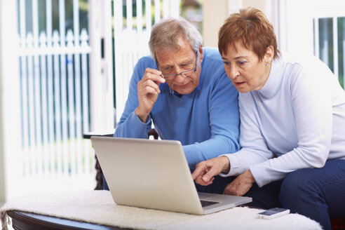 Älteres Paar benutzt Laptop zu Hause - ZEF001072