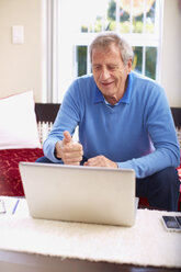 Älterer Mann benutzt Laptop zu Hause - ZEF001078