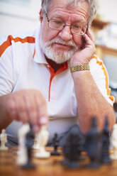 Älterer Mann spielt Schach - ZEF001096